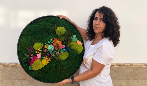 CUADRO CIRCULAR DE MUSGO CON FLORES PRESERVADAS