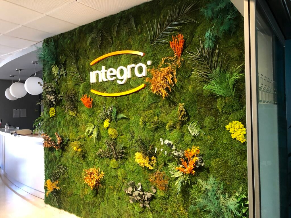 JARDIN VERTICAL PARA GRUPO INTEGRA EN SEVILLA JARDIN VERTICAL PRESERVADO DE MUSGO Y PLANTAS